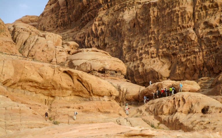 scrambling during a 24 hours tour in wadi rum